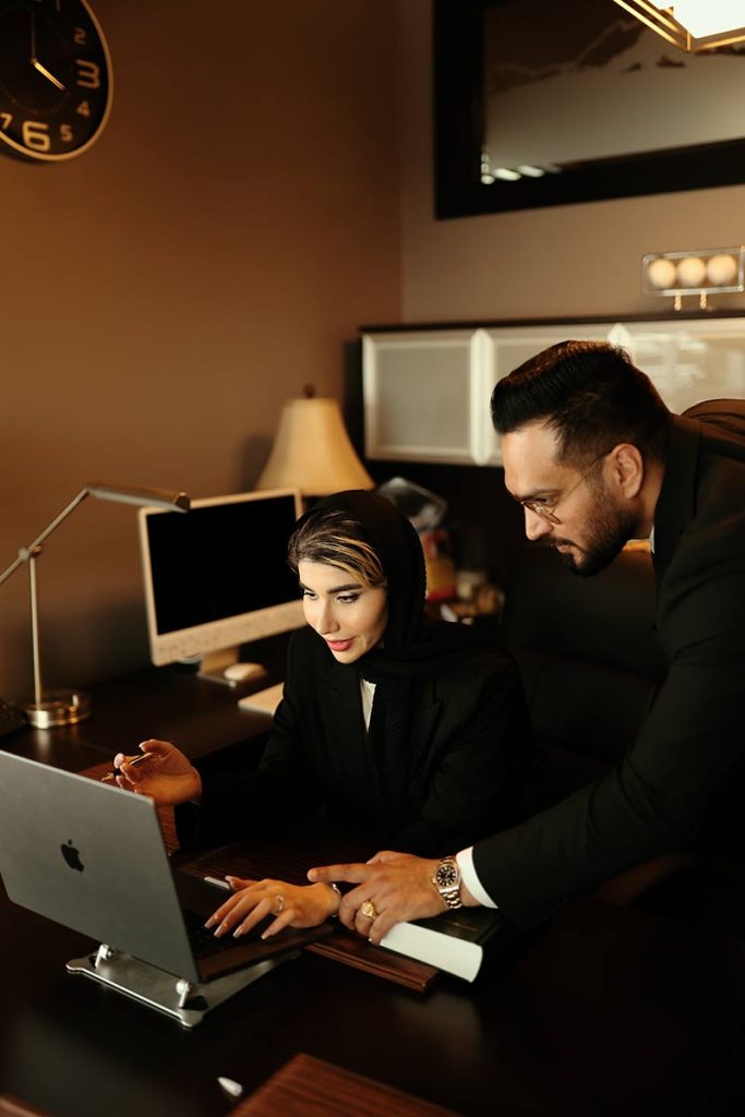 احمد ایوبی پور در کنار همسرش